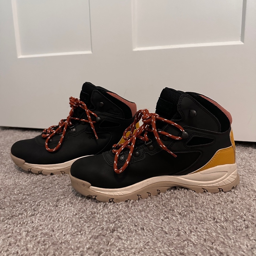 Columbia Women's Newton Ridge Plus hiking boots